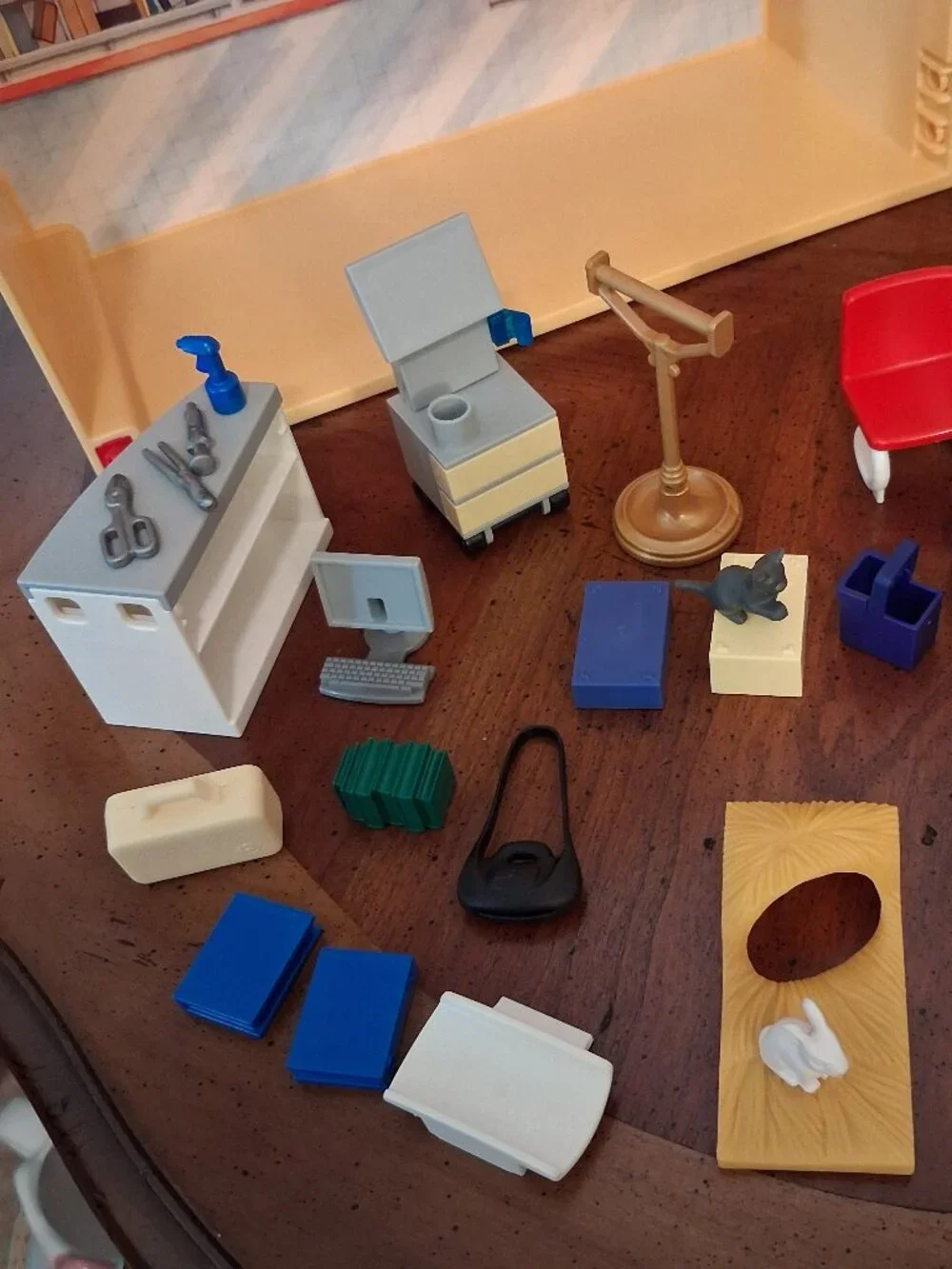 Vintage 2005 Playmobil Pet Vet Clinic #5870 *INCOMPLETE* AS IS *READ